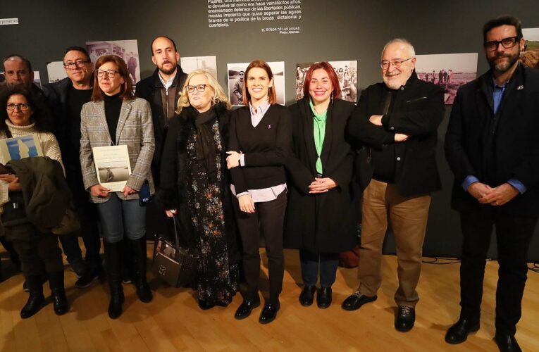 Una exposición homenajea al exconcejal Jesús Pajares en el antiguo hospital de Santa María la Rica