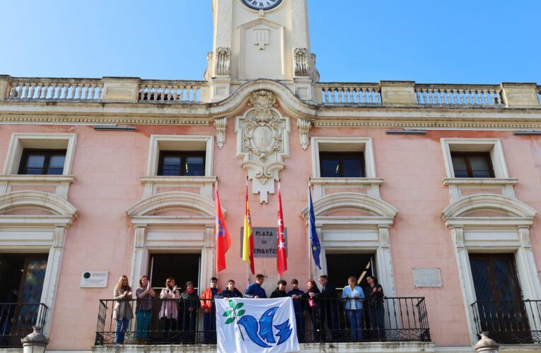 Alumnos del colegio Escuelas Pías colocan el símbolo la Paz en el balcón del Ayuntamiento de Alcalá