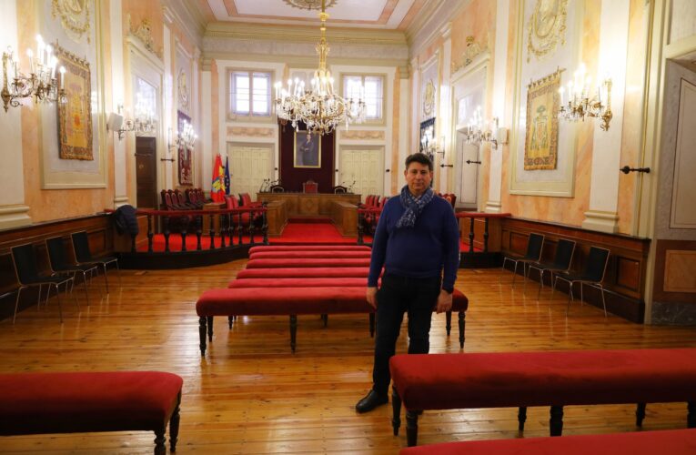 El Salón de Plenos del Ayuntamiento de Alcalá ya luce su nueva reforma