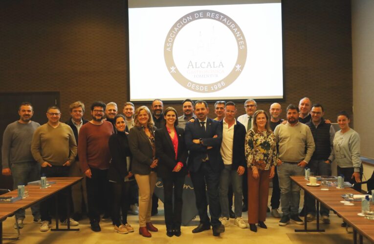 La alcaldesa Judith Piquet participa en la reunión mensual de Alcalá Gastronómica