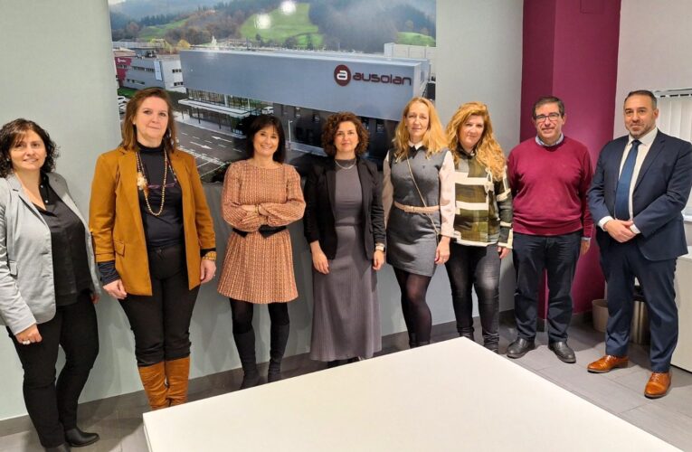 Las concejalas Orlena de Miguel y Lola López visitan la empresa AUSOLAN