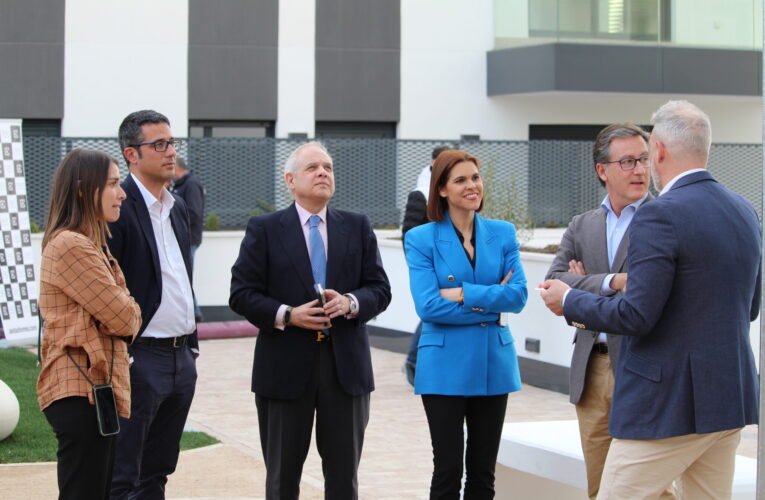 La alcaldesa Judith Piquet acude a la entrega de la primera promoción de viviendas de AEDAS Homes en el nuevo barrio de Las Sedas
