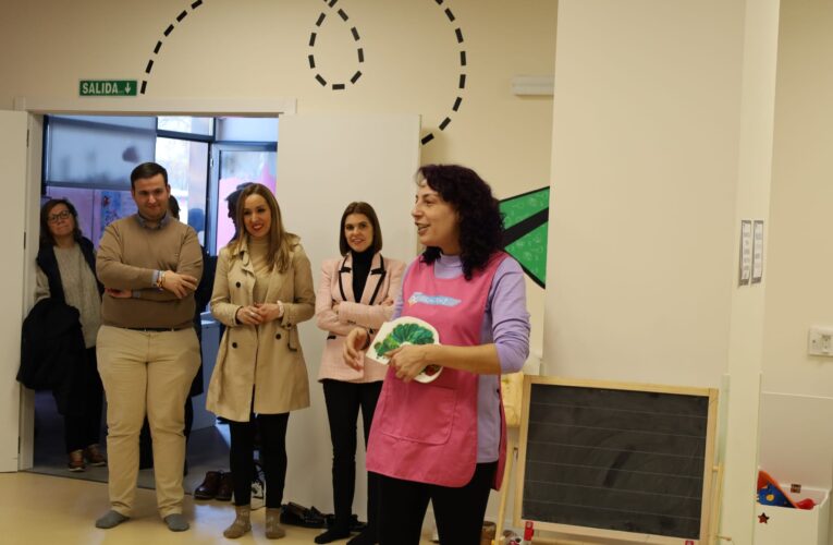 La alcaldesa visita El Remolino, un espacio en el que las familias reciben información y formación que puedan poner en práctica en casa con los más pequeños
