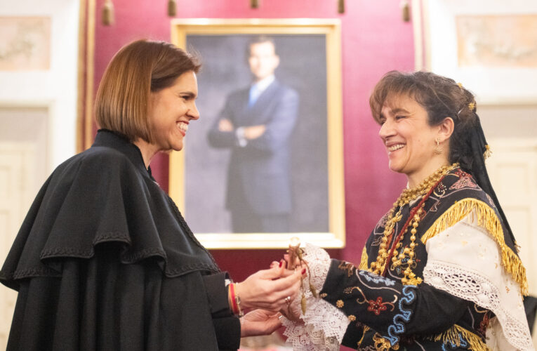 Alcalá celebra la cesión simbólica del bastón de mando a la alcaldesa de las Águedas