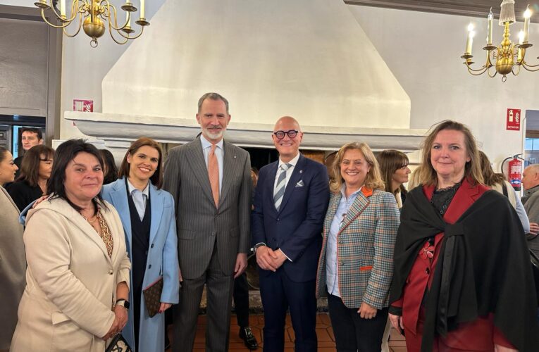 La alcaldesa asiste a la entrega del Premio Derechos Humanos ‘Rey de España’ por parte de Don Felipe en la Capilla de San Ildefonso