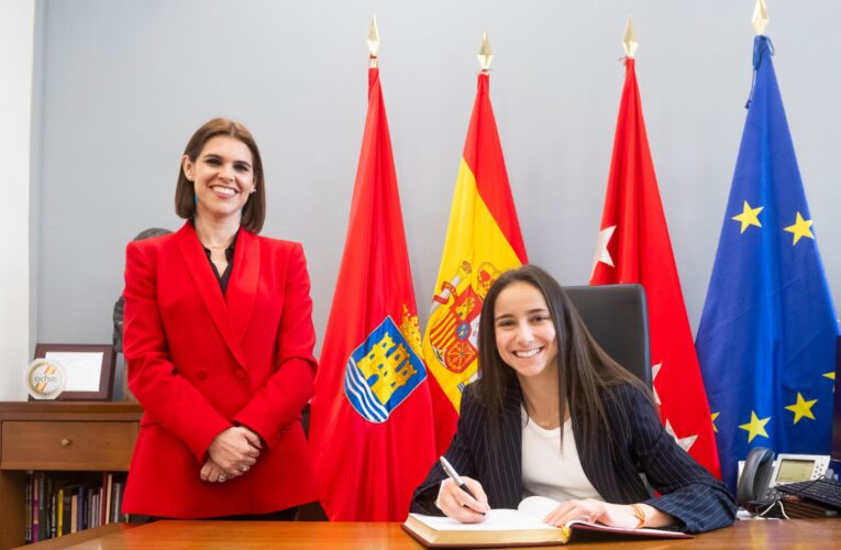 La medallista olímpica Adriana Cerezo firma en el libro de honor de la ciudad de Alcalá