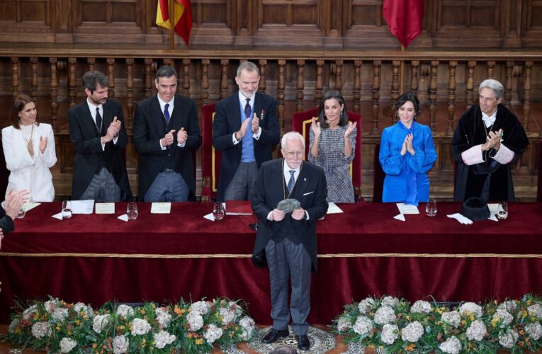 Alcalá se vuelca con la entrega del Premio Cervantes a Luis Mateo Díez por parte de los Reyes, acto central de la gran fiesta del 23 de abril