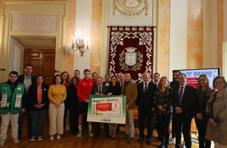 El Ayuntamiento acoge la presentación del cupón de la ONCE dedicado al centenario de la RSD Alcalá