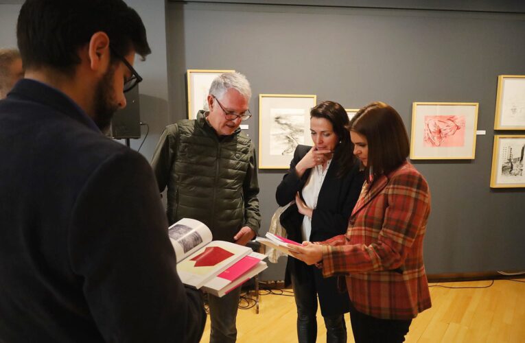 Los lazos entre poesía, luz y dibujo, en una muestra coordinada por Jorge Varas en Santa María la Rica