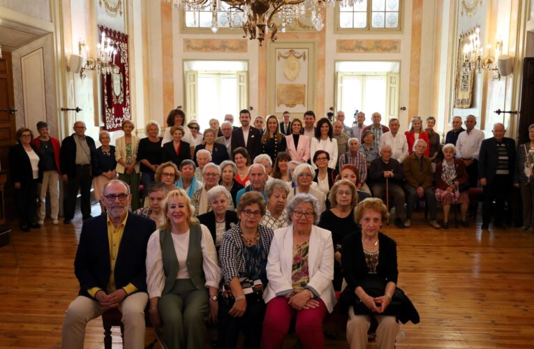 Más de 60 voluntarios de los Centros de Mayores Municipales reciben el reconocimiento por su labor