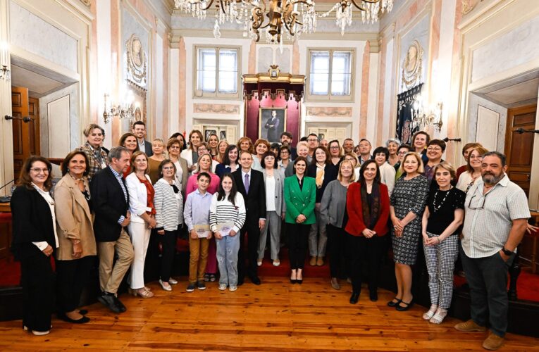 El Ayuntamiento de Alcalá rinde homenaje a los profesores y al personal de los centros educativos jubilados durante el curso 2023-2024