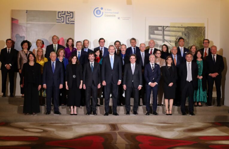 El Rey cierra en el Parador la primera jornada del V Foro Expansión que reúne en Alcalá a gran parte de la élite económica, empresarial y política