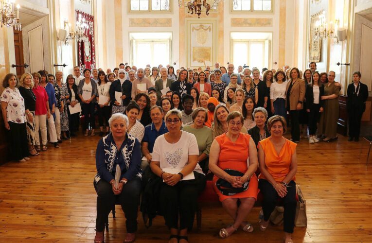 Graduación de fin de curso de la Escuela Municipal de Adultos, con la entrega de diplomas