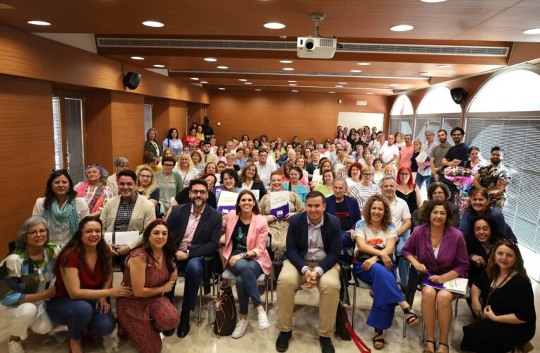 La alcaldesa Judith Piquet entrega los diplomas de los 40 talleres de Igualdad en los que han participado 500 personas