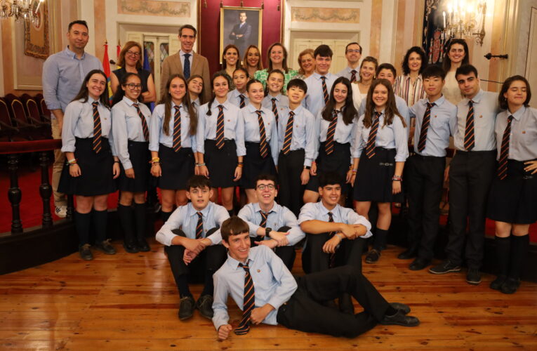 La alcaldesa recibe en el Ayuntamiento al Coro del Colegio Alborada, ganador del Certamen de Coros Escolares de la Comunidad de Madrid