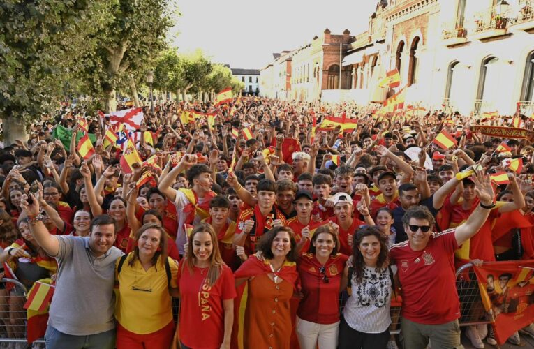 Alcalá de Henares vibra con la victoria de España en la Eurocopa con la pantalla gigante instalada en la Plaza de Cervantes