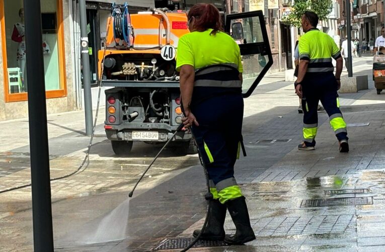 Las limpiezas intensivas del Ayuntamiento llegan en su primera semana de puesta en marcha a las zonas de calle Talamanca, Ronda Fiscal y Espartales