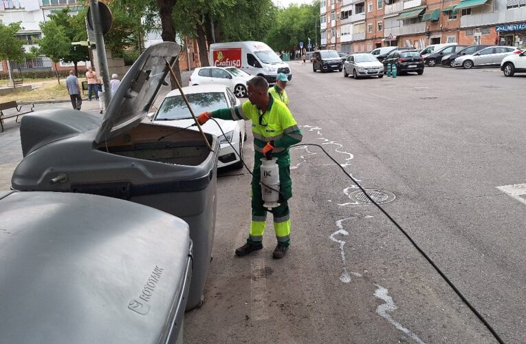 Medio Ambiente y Limpieza someten a un baldeo intensivo a las 700 paradas de contenedores de Alcalá