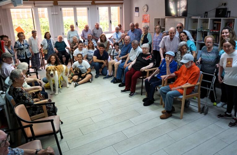 Los mayores del Centro de Día El Val disfrutaron de la visita de dos canes del Centro Municipal de Protección Animal
