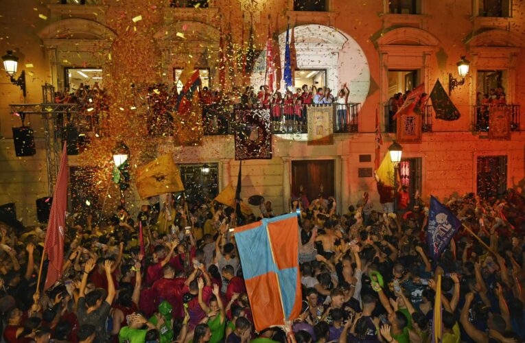 Comienzan las Ferias de Alcalá de Henares 2024 con un pregón que ha llenado de color la Plaza de Cervantes