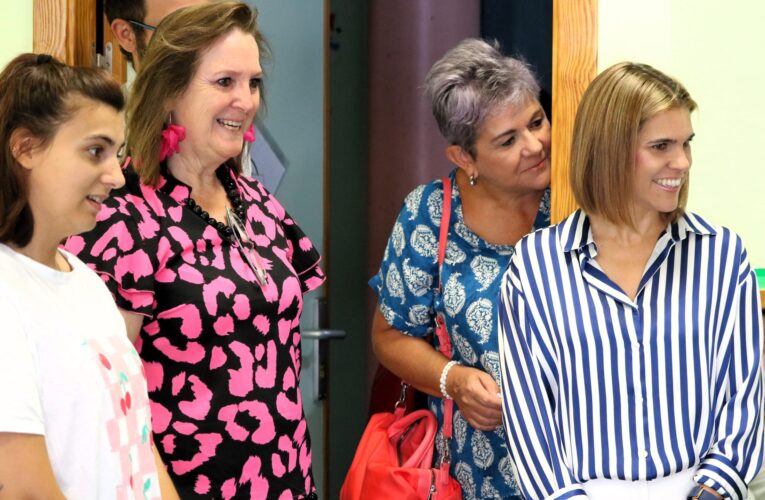 La alcaldesa Judith Piquet visita el programa ‘Abierto para jugar en verano’ en el colegio Mozart