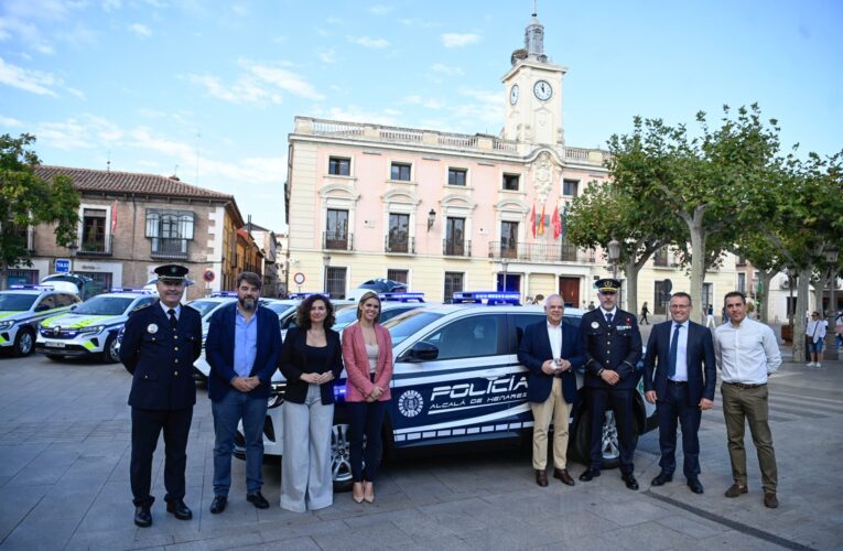 La alcaldesa presenta los 8 nuevos coches patrulla de la Policía Local que permitirán reforzar las nuevas unidades de seguridad en los barrios
