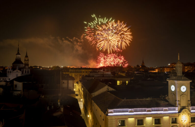El Gran Desfile de Carrozas, la retirada del estandarte y los fuegos artificiales ponen el broche de oro a las Ferias de Alcalá 2024