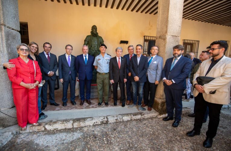La alcaldesa asiste a la presentación de la nueva escultura de Miguel de Cervantes de más de dos metros de altura ubicada en la sede de la Sociedad de Condueños