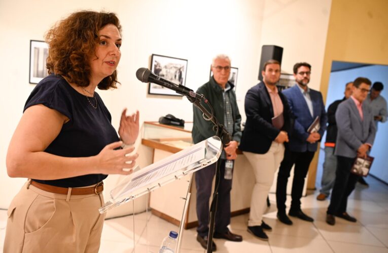 El Ayuntamiento de Alcalá rinde homenaje a su comercio local con una exposición en la Capilla del Oidor