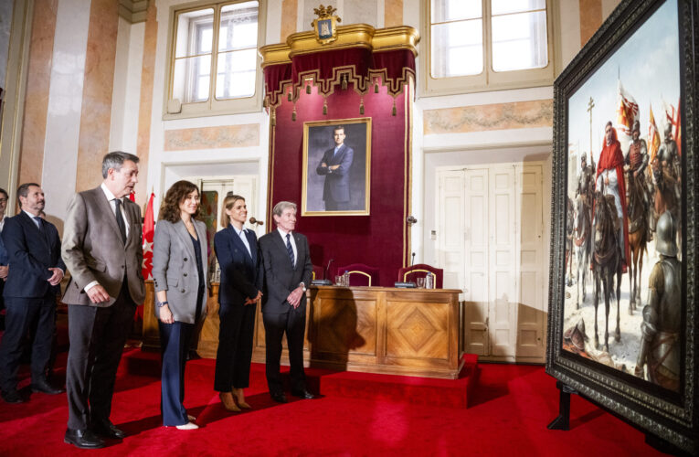 El Salón de Plenos acoge la presentación del cuadro ‘Cisneros en la conquista de Orán en 1509’ del pintor Augusto Ferrer-Dalmau